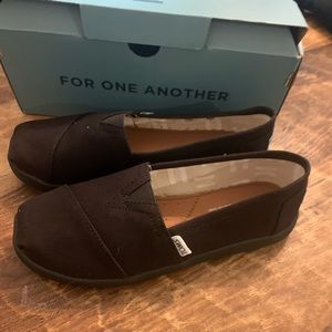 Youth size 4 brand new Toms